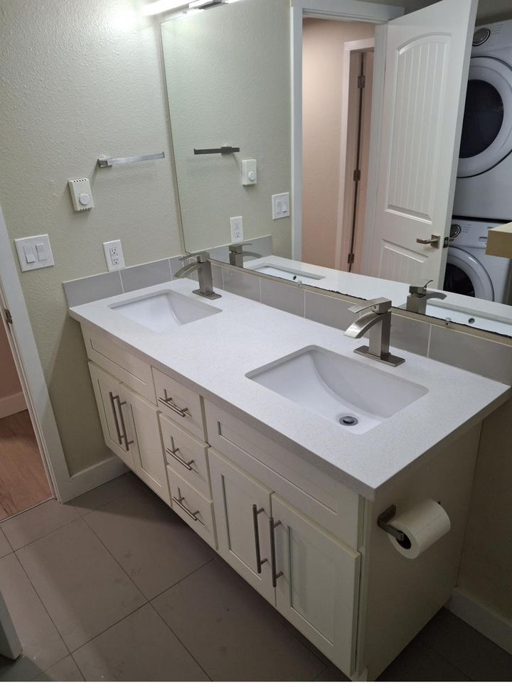 Bathroom with double vanity, undermount sinks and large mirror